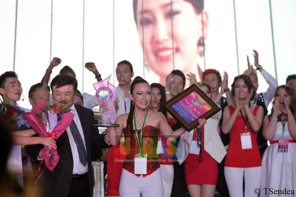 “Universe Best Songs-2013” наадмын “Гран При”-ийн эзэн Б.Эрдэнэцэцэгийн зурагнууд